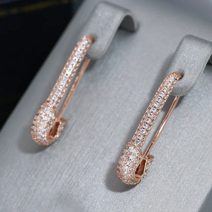 Par de Brincos Elegantes de Pinos Retos Cravejados de Zircônias com Acabamento em Ouro Rosé 14K