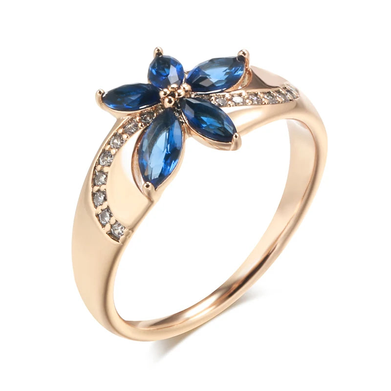 Anel Vintage com Flor de 5 Pétalas de Zircônia Azul e Detalhes de Zircônias Cravejadas, Acabamento em Ouro Rosé 14K