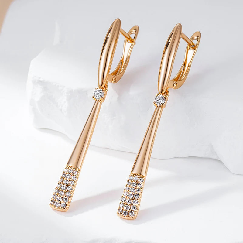 Par de Brincos Elegantes em Formato de Bastão com Pontas Cravejadas de Zircônias e Acabamento em Ouro Rosé 14K