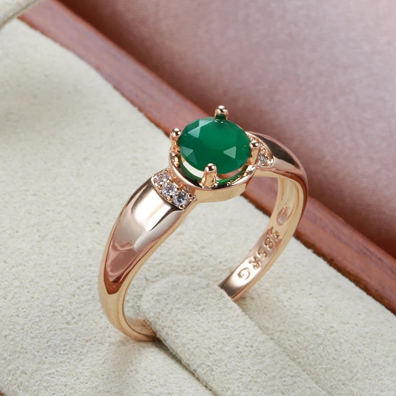 Anel Minimalista com Zircônia Central Verde e Zircônias Cravejadas nas Laterais, Acabamento em Ouro Rosé 14K