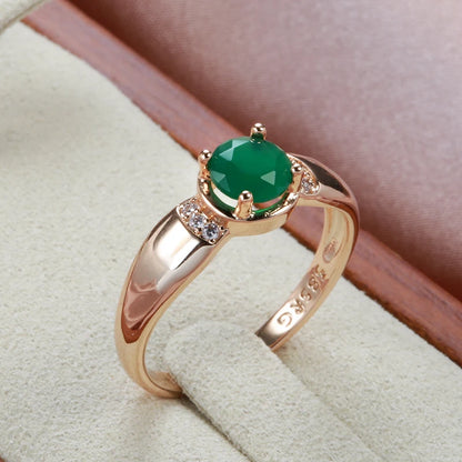 Anel Minimalista com Zircônia Central Verde e Zircônias Cravejadas nas Laterais, Acabamento em Ouro Rosé 14K