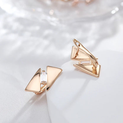 Par de Brincos Geométricos Triangulares com Detalhe de Zircônia Cúbica e Acabamento em Ouro Rosé 14K