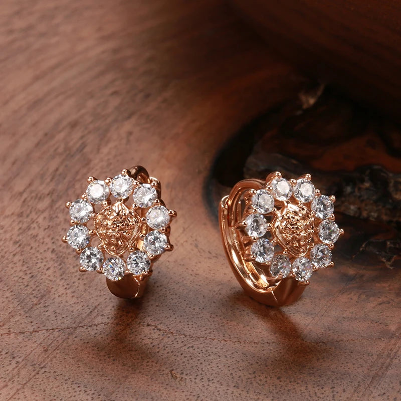 Par de Brincos de Flor Redonda Cravejada de Zircônias com Acabamento em Ouro Rosé 14K