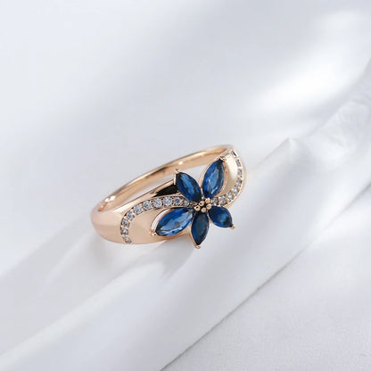 Anel Vintage com Flor de 5 Pétalas de Zircônia Azul e Detalhes de Zircônias Cravejadas, Acabamento em Ouro Rosé 14K