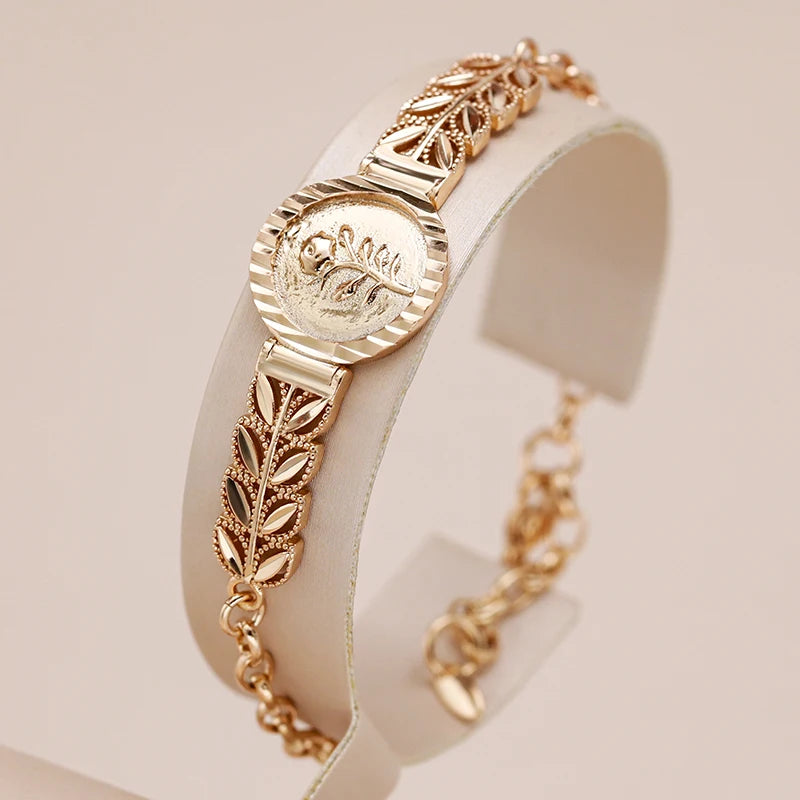 Pulseira Elegante com Correntes em Forma de Folhas e Flor Central em Molde Circular, Acabamento em Ouro Rosé 14K