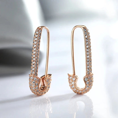 Par de Brincos Elegantes de Pinos Retos Cravejados de Zircônias com Acabamento em Ouro Rosé 14K