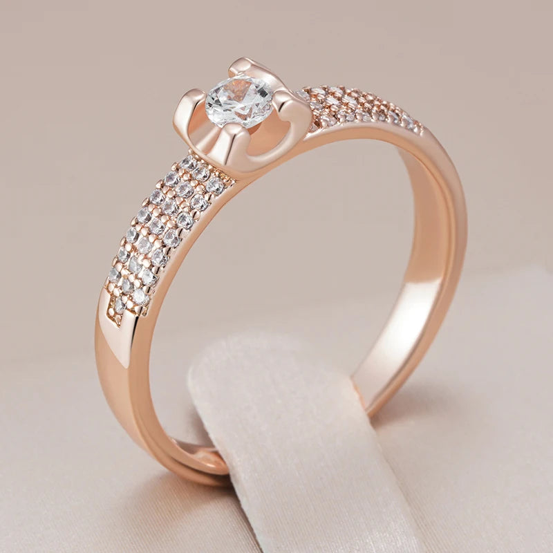 Anel Brilhante Minimalista com Zircônia Diamante Central, Cravejado de Zircônias, Acabamento em Ouro Rosé 14K