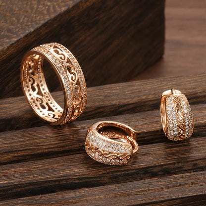 Conjunto de Brincos e Anel com Arabescos Vazados e Bordas Cravejadas de Zircônias, Acabamento em Ouro Rosé 14K