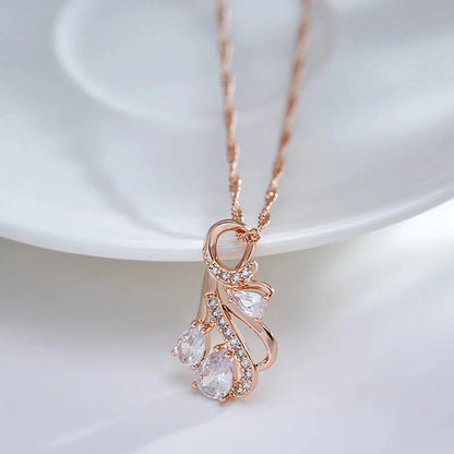 Colar Elegante com Design de Linhas Curvas e Acabamento em Ouro Rosé 14K Cravejado de Zircônias