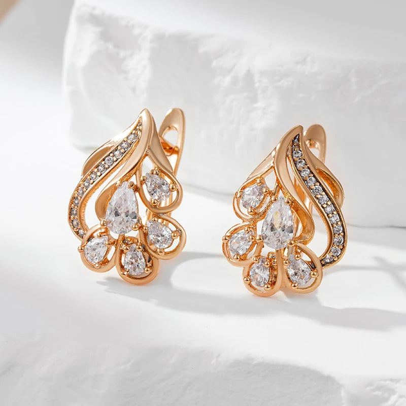 Par de Brincos Elegantes de Formas Curvas Cravejados de Zircônias com Acabamento em Ouro Rosé 14K