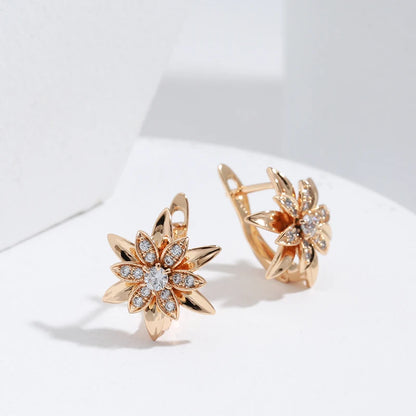 Par de Brincos Elegantes de Flor Ruscus Cravejada com Zircônias e Acabamento em Ouro Rosé 14K