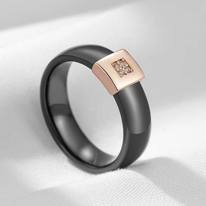 Anel Sofisticado com Acabamento em Cerâmica, Design Quadrado Cravejado de Zircônias e Ouro Rosé 14K