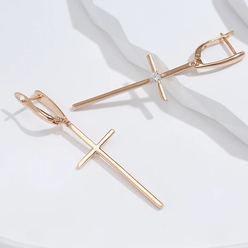 Par de Brincos Minimalistas de Cruz com Zircônia no Centro e Acabamento em Ouro Rosé 14K