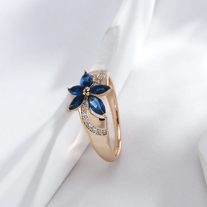 Anel Vintage com Flor de 5 Pétalas de Zircônia Azul e Detalhes de Zircônias Cravejadas, Acabamento em Ouro Rosé 14K