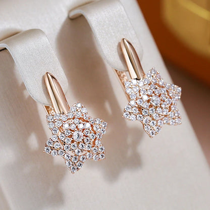 Par de Brincos Elegantes de Estrela Cravejados com Zircônias e Acabamento em Ouro Rosé 14K