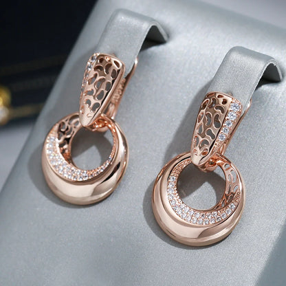 Par de Brincos Luxuosos Circulares e Ocos Cravejados de Zircônias com Acabamento em Ouro Rosé 14K